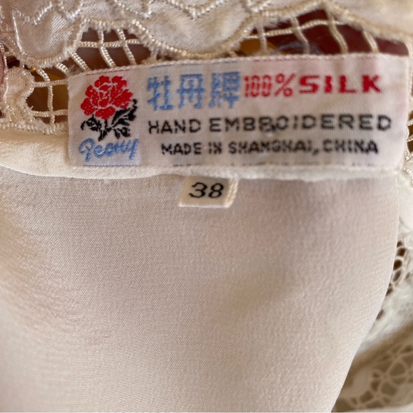Vtg  ivory hand embroidered Chinese silk blouse. EUC - Picture 3 of 7